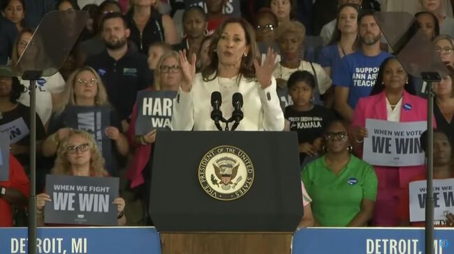 Камала Харрис на выступлении 