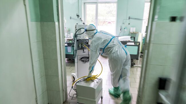Врач в отделении интенсивной терапии в больнице на Украине