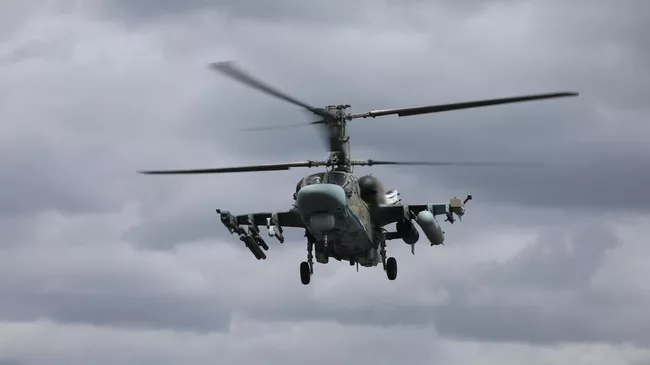 Экипаж вертолета Ка-52 Аллигатор выполняет боевое задание