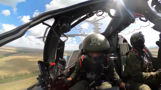 Экипаж вертолета Ка-52 Аллигатор выполняет боевое задание по поражению подразделений ВСУ на границе с Курской областью
