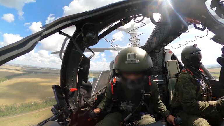 Экипаж вертолета Ка-52 Аллигатор выполняет боевое задание по поражению подразделений ВСУ на границе с Курской областью Экипаж вертолета Ка-52 Аллигатор выполняет боевое задание по поражению подразделений ВСУ на границе с Курской областью