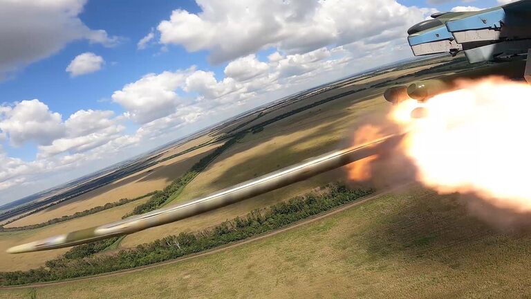 Экипаж вертолета Ка-52 Аллигатор выполняет боевое задание по поражению подразделений ВСУ на границе с Курской областью Экипаж вертолета Ка-52 Аллигатор выполняет боевое задание по поражению подразделений ВСУ на границе с Курской областью