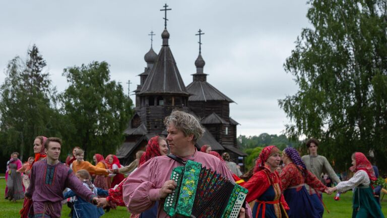 Праздник Троицы в Суздале