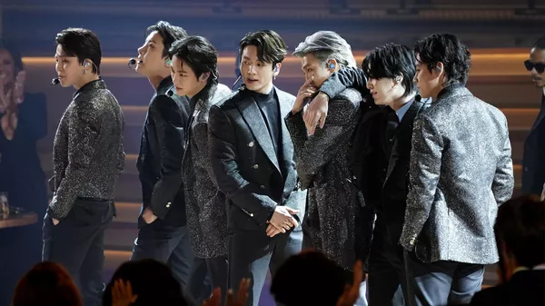 Участники группы BTS во время выступления