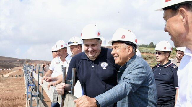 Глава Татарстана Рустам Минниханов на церемонии завершения надвижки пролетного строения моста через Каму