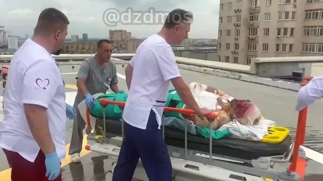 Раненого военного корреспондента Евгения Поддубного доставили в научно-исследовательский институт скорой неотложной помощи имени Н. В. Склифосовского в Москве