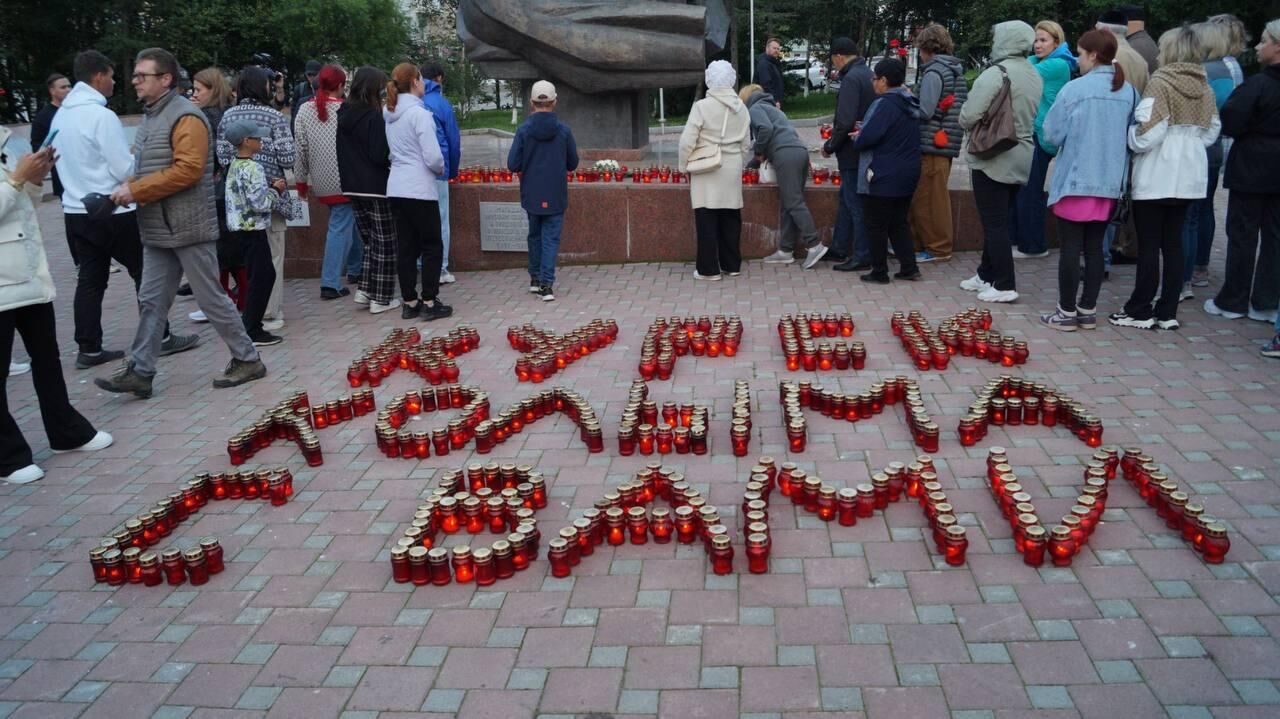 Акция в поддержку жителей Курской области Курск, мы с вами у мемориала Узел Памяти в Магадане Акция в поддержку жителей Курской области Курск, мы с вами у мемориала Узел Памяти в Магадане - РИА Новости, 1920, 08.08.2024