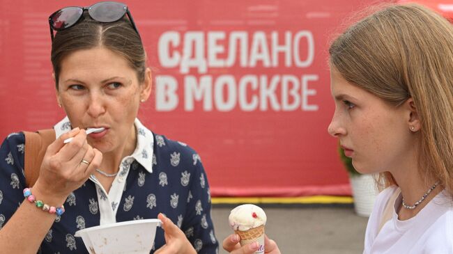 Посетители пробуют мороженое у стенда Сделано в Москве