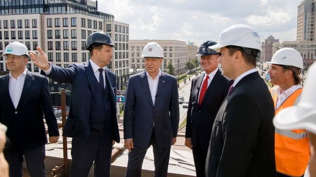 Министр транспорта РФ Роман Старовойт и губернатор Санкт-Петербурга Александр Беглов осматривают строительство Витебской развязки на Западном Скоростном диаметре