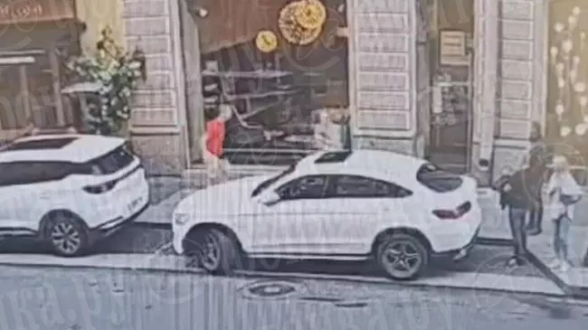 Мужчина бегает в обнаженном виде по улице Рубинштейна в Санкт-Петербурге