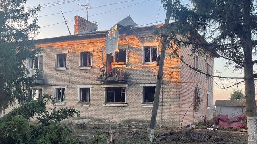 Поврежденное здание в городе Судже после ночного интенсивного обстрела со стороны боевиков Вооруженных сил Украины (ВСУ) - РИА Новости, 1920, 23.08.2024