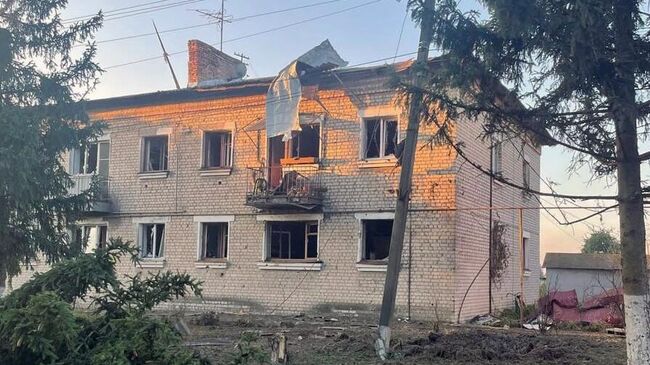 Поврежденное здание в городе Судже