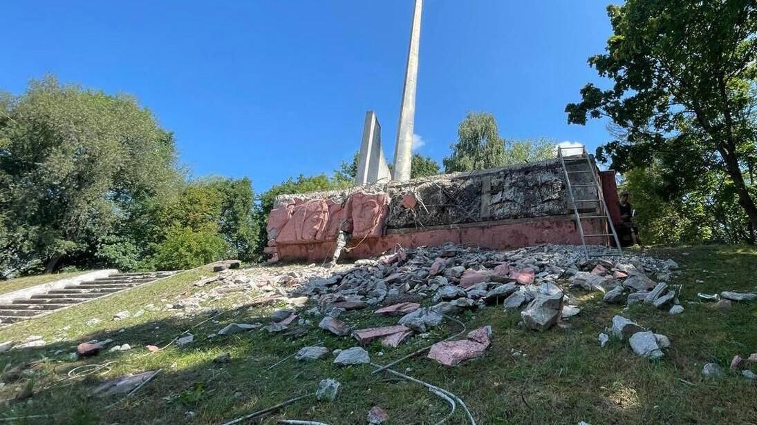 Снос мемориально-скульптурного комплекса Холм Славы в городе Калуш Ивано-Франковской области на западе Украины - РИА Новости, 1920, 09.08.2024