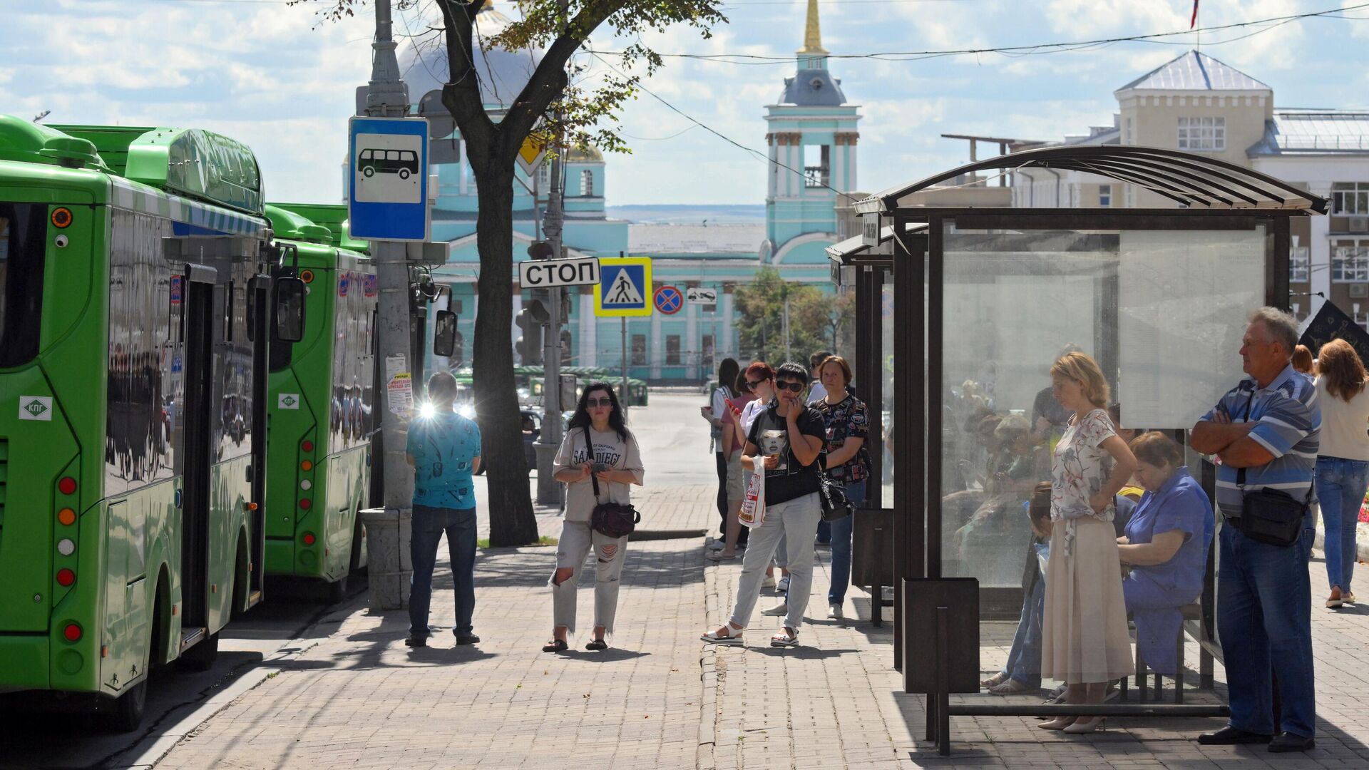 Горожане на остановке общественного транспорта на одной из улиц в Курске - РИА Новости, 1920, 12.08.2024