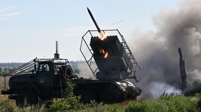 Боевая работа РСЗО Град в зоне СВО. Архивное фото