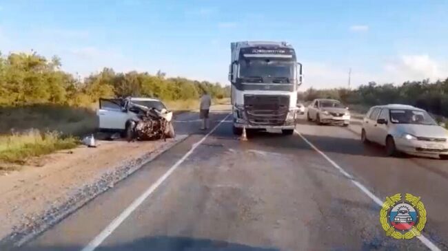 На месте ДТП с участием 4-х автомашин в Камышинском районе Волгоградской области. Кадр видео