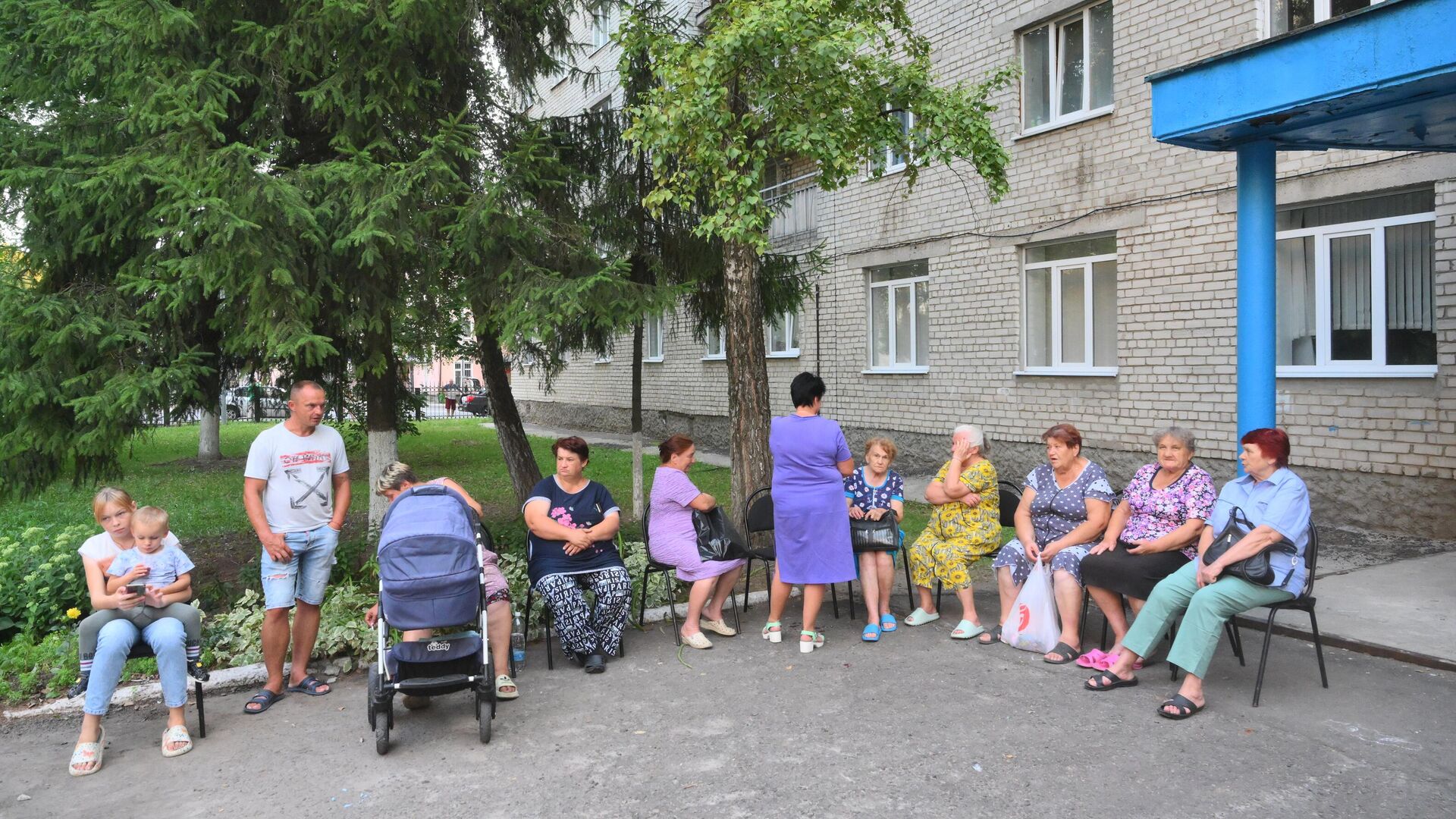 Жители, эвакуированные из приграничных районов Курской области, у пункта временного размещения в Курске - РИА Новости, 1920, 07.09.2024