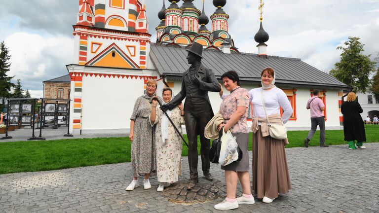 Памятник актеру Георгию Вицину в роли Михаила Бальзаминова из фильма Женитьба Бальзаминова в Суздале