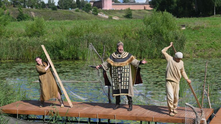 Виталий Панасенко в роли Ивана Грозного в спектакле на реке Мать София (история Соломонии Сабуровой, рассказанная на Каменке) в Суздале