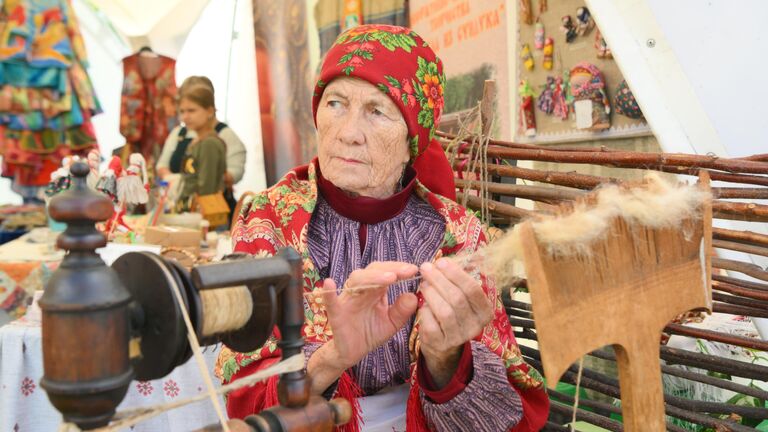 Женщина на тематической ярмарке в Суздале