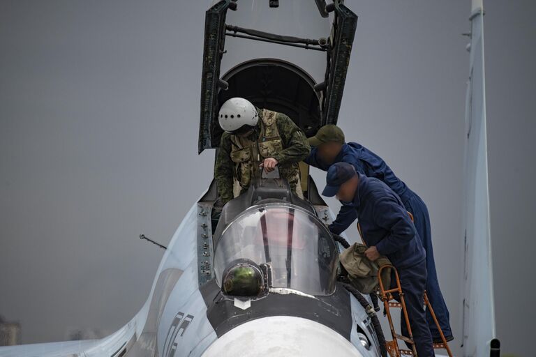 Техники и пилот многоцелевого истребителя Су-30СМ ВКС России на аэродроме базирования истребителей ВКС России, задействованных в специальной военной операции