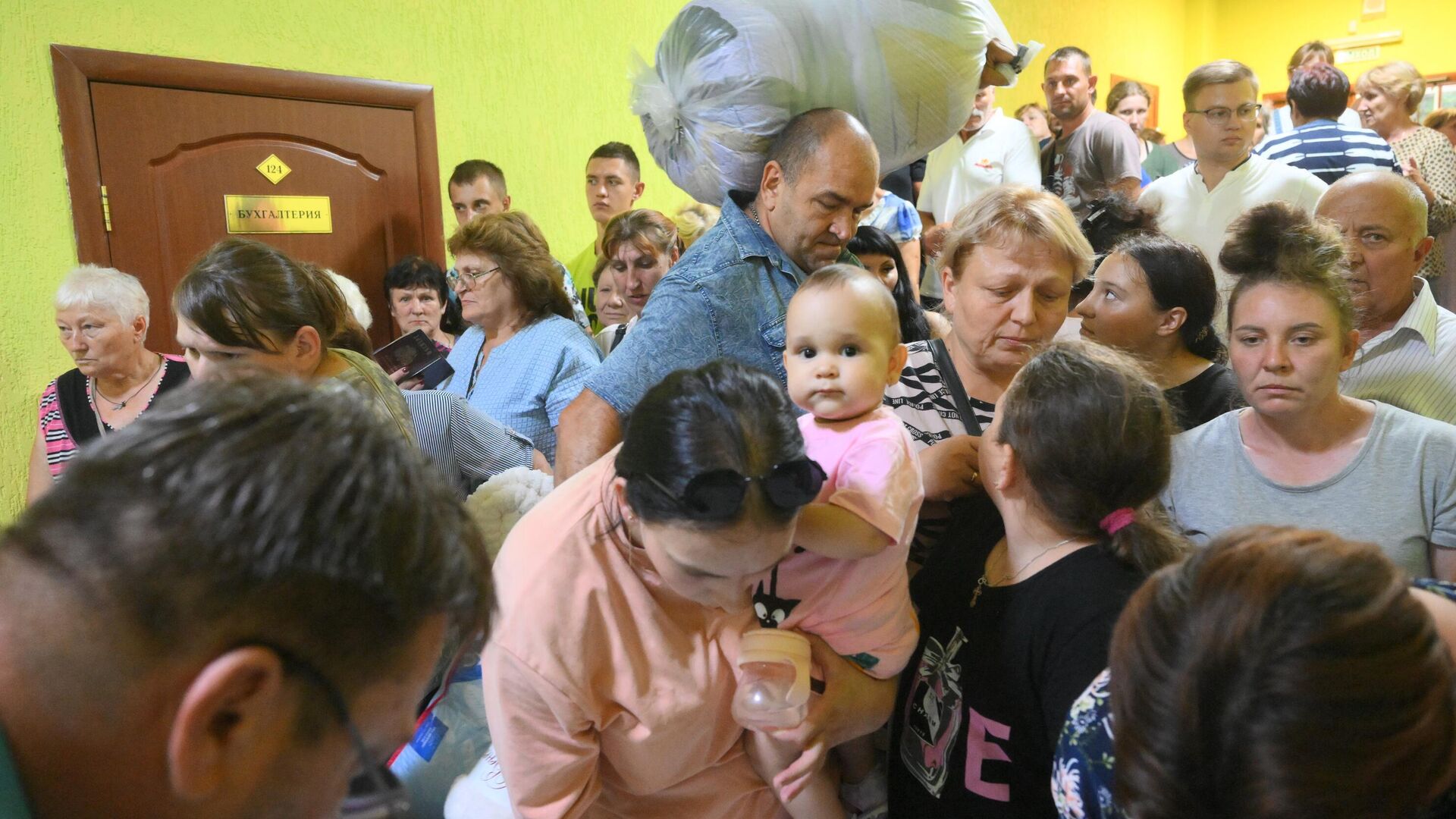 Сбор и выдача гуманитарной помощи в областном Дворце молодежи в Курске для вынужденных переселенцев из приграничных районов Курской области - РИА Новости, 1920, 12.08.2024