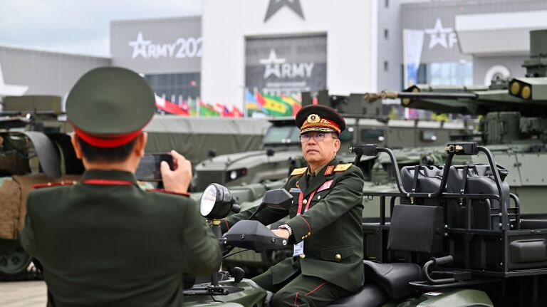 Военные ВС Лаоса на Х Международном военно-техническом форуме Армия-2024 в Конгрессно-выставочном центре Патриот