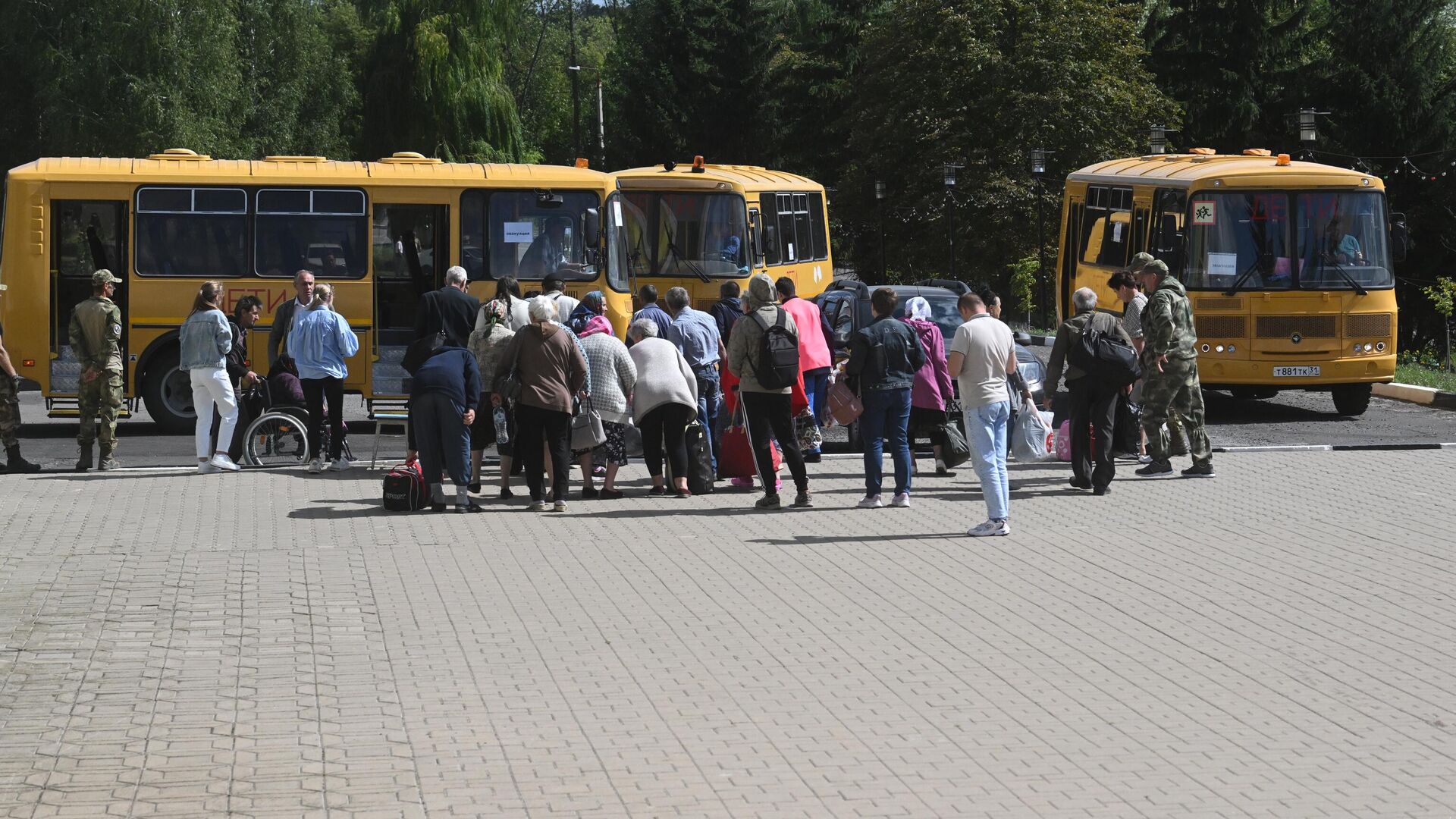 Эвакуация мирных жителей из Краснояружского района Белгородской области - РИА Новости, 1920, 15.08.2024