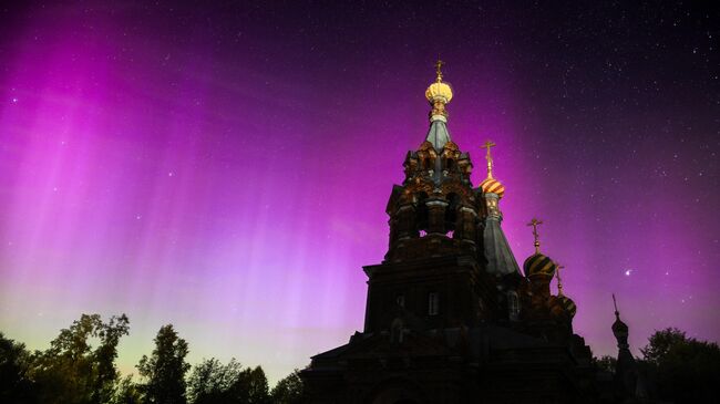 Северное сияние, наблюдаемое в селе Гололобово Московской области из-за сильной магнитной бур