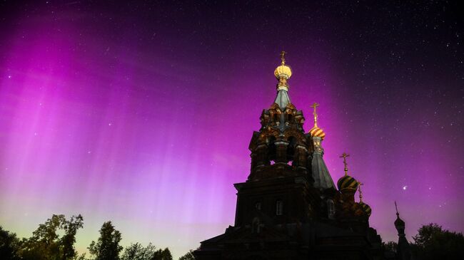 Северное сияние, наблюдаемое в селе Гололобово Московской области из-за сильной магнитной бури. В кадре - церковь Рождества Христова