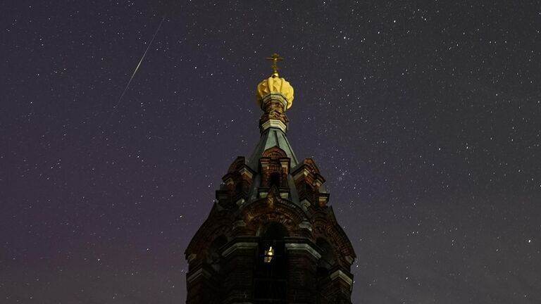 Северное сияние, наблюдаемое в селе Гололобово Московской области из-за сильной магнитной бури. В кадре - церковь Рождества Христова