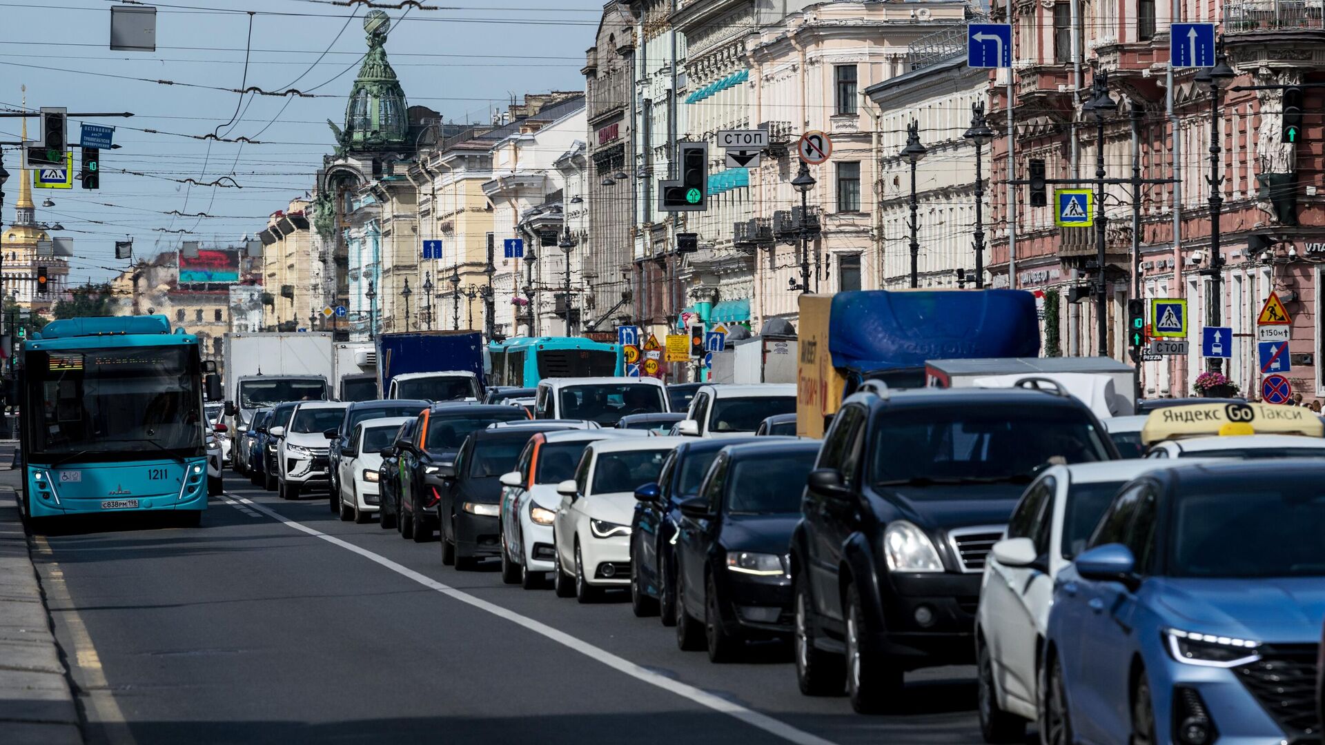 Дорожное движение на Невском проспекте в центре Санкт-Петербурга - РИА Новости, 1920, 22.10.2024