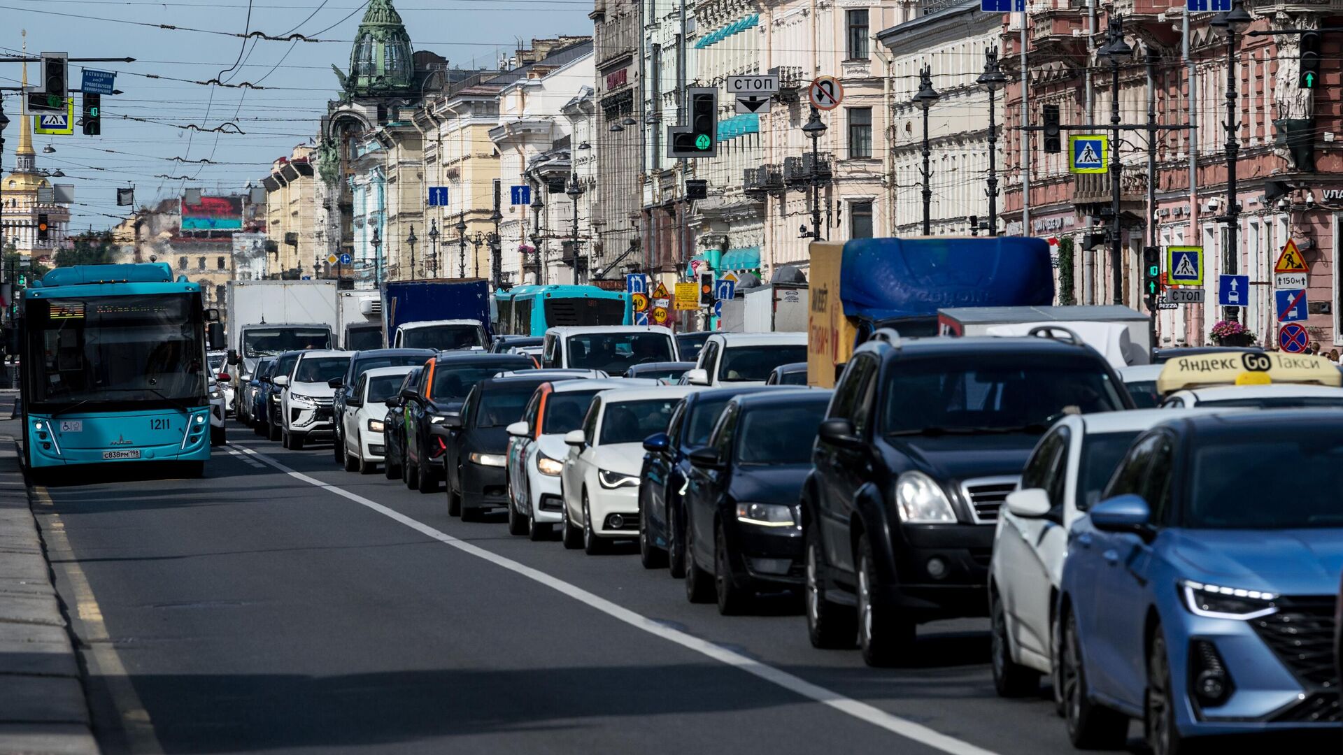 Дорожное движение на Невском проспекте в центре Санкт-Петербурга - РИА Новости, 1920, 22.10.2024