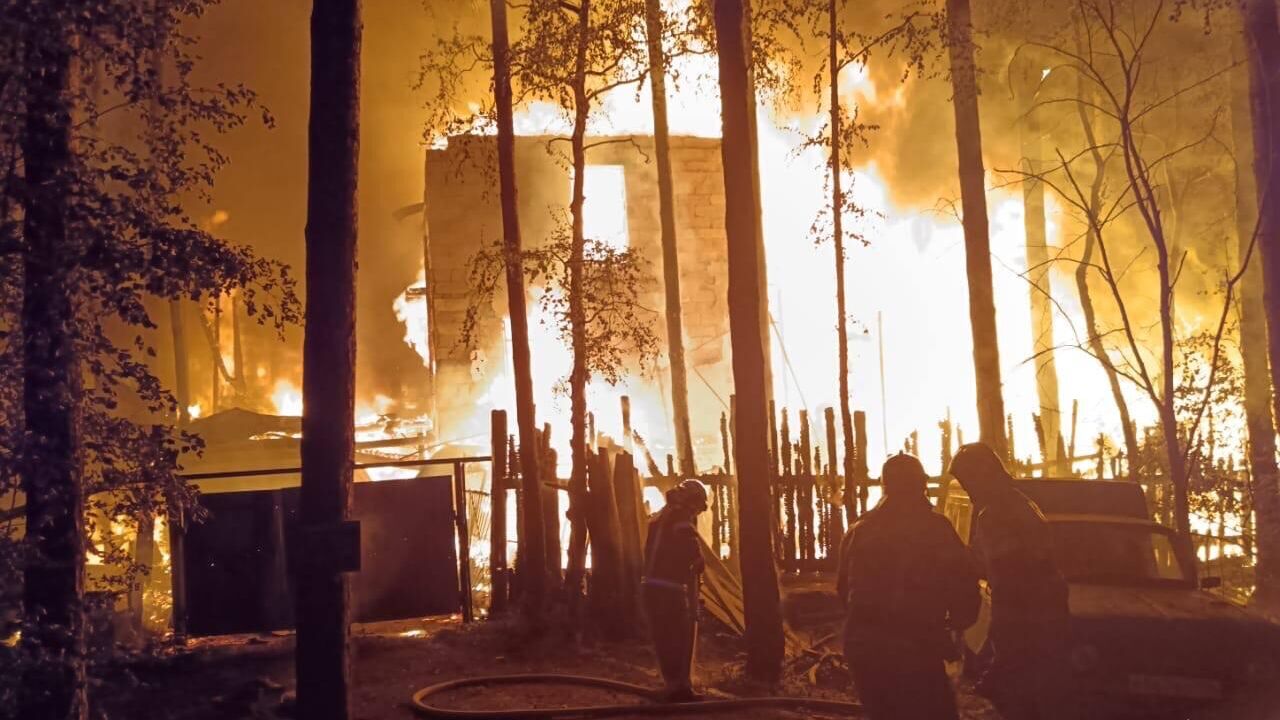 Место пожара в садовых домах и надворной постройки в Екатеринбурге. 13 августа 2024 - РИА Новости, 1920, 13.08.2024