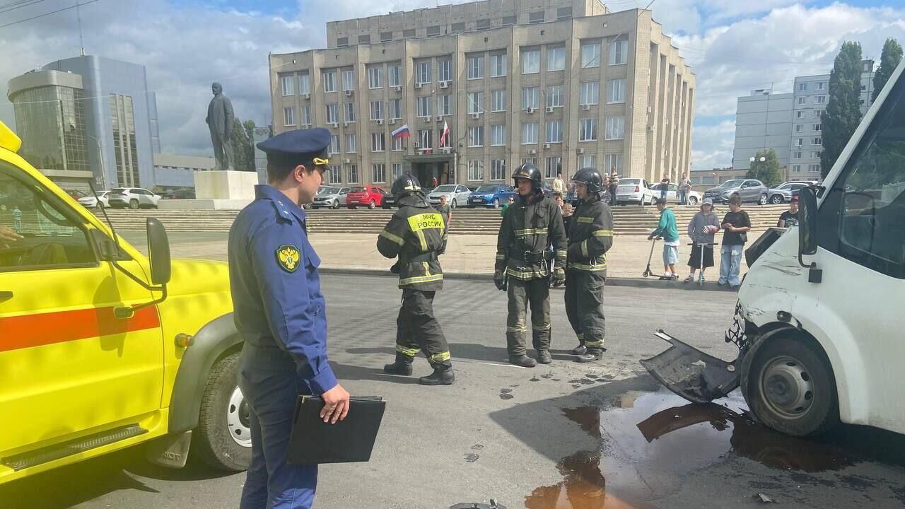 Место столкновения маршрутного микроавтобуса и легкового автомобиля в городе Балаково Саратовской области. 13 августа 2024 - РИА Новости, 1920, 13.08.2024