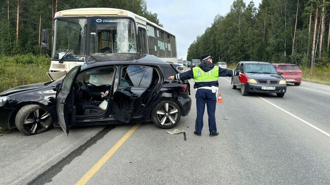 На месте ДТП с участием пассажирского автобуса и легкового автомобиля в Свердловской области