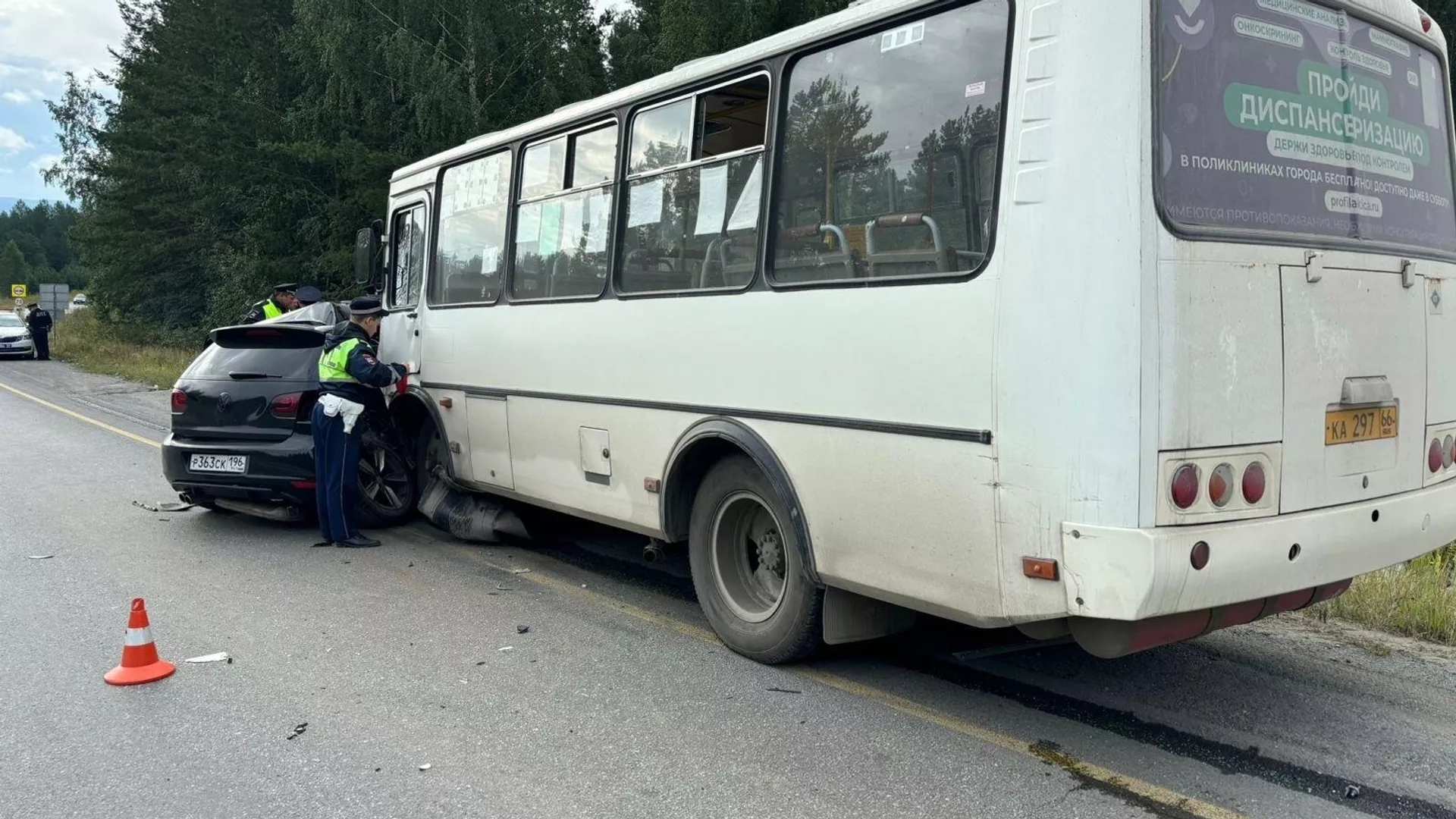 На месте ДТП с участием пассажирского автобуса и легкового автомобиля в Свердловской области - РИА Новости, 1920, 16.05.2025