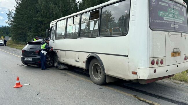 На месте ДТП с участием пассажирского автобуса и легкового автомобиля в Свердловской области
