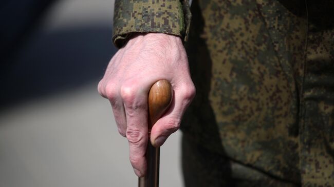 Трость в руке военнослужащего