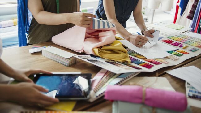 Дизайнеры одежды во время работы