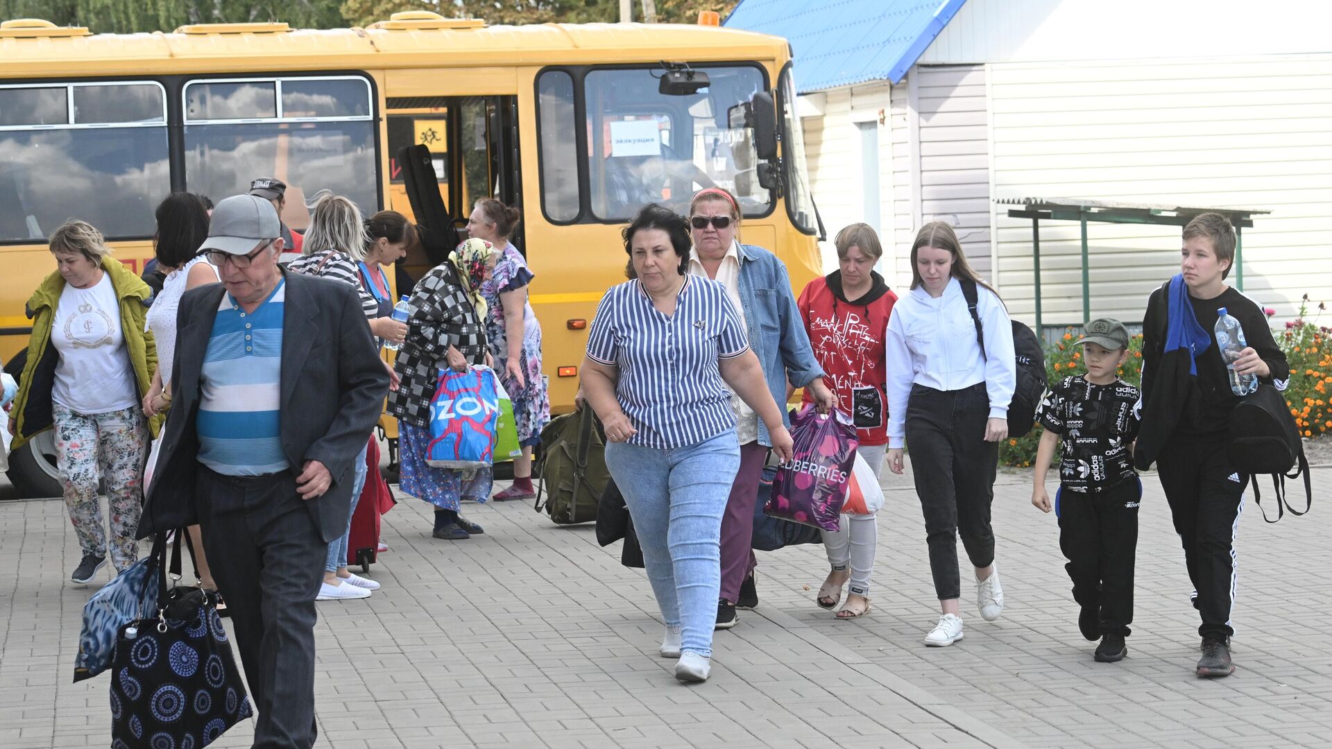 Эвакуация мирных жителей из Краснояружского района Белгородской области - РИА Новости, 1920, 15.08.2024