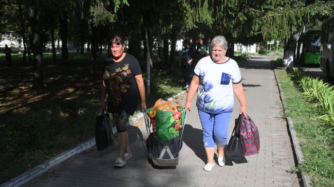 Жительницы приграничных районов Курской области, пострадавших в результате атаки ВСУ, в пункте эвакуации в городе Рыльск Курской области