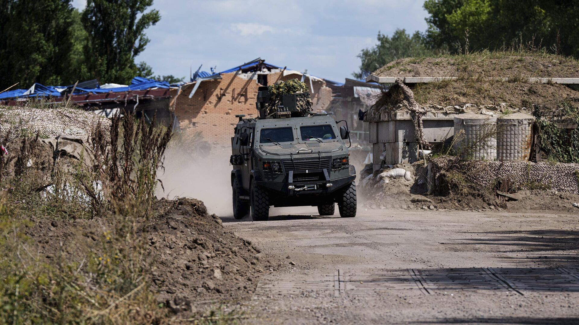 Украинская бронетехника рядом с российско-украинской границей в Сумской области - РИА Новости, 1920, 14.08.2024