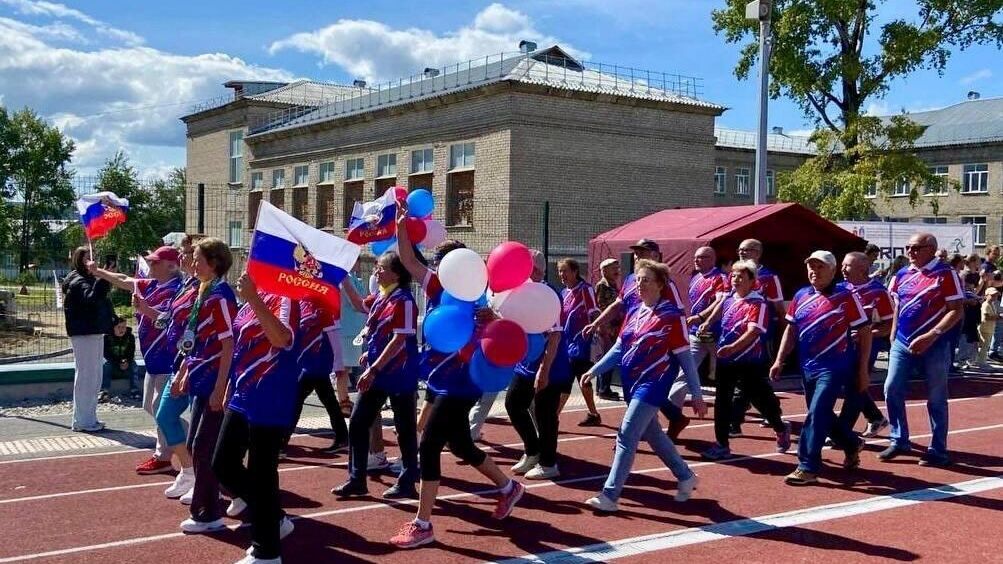 Новый школьный стадион открыт в пермском Горнозаводске - РИА Новости, 1920, 15.08.2024