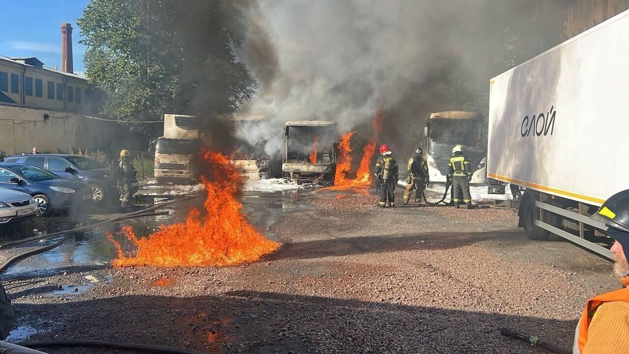 Три автобуса сгорели у автовокзала во Фрунзенском районе Санкт-Петербурга - РИА Новости, 1920, 15.08.2024