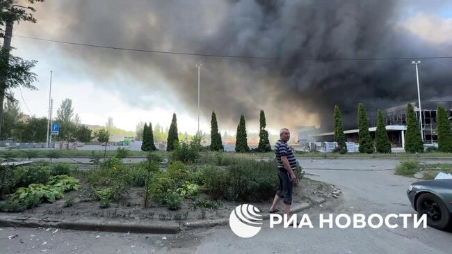 Пожар в ТЦ Галактика в Донецке после удара ВСУ