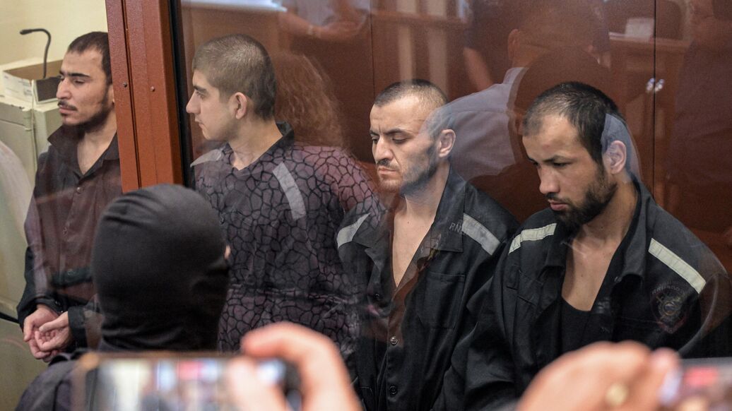 Посетители концерта в "Крокусе" рассказали, как спаслись перед терактом