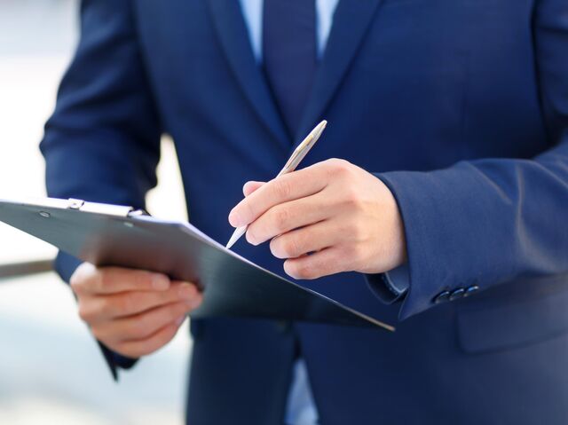 Мужчина работает с документами