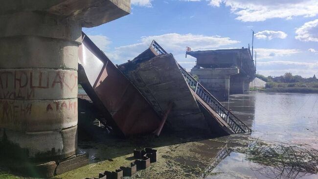 Разрушенный мост через реку Сейм в Глушковском районе Курской области