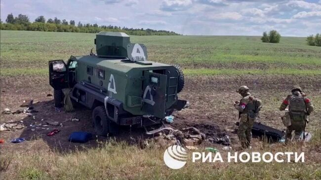 Российские военные рядом с уничтоженной техникой из колонны ВСУ в Курской области. Архивное фото